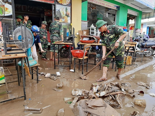  Bộ CHQS tỉnh Phú Yên, huy động hơn 400 quân giúp dân sau bão